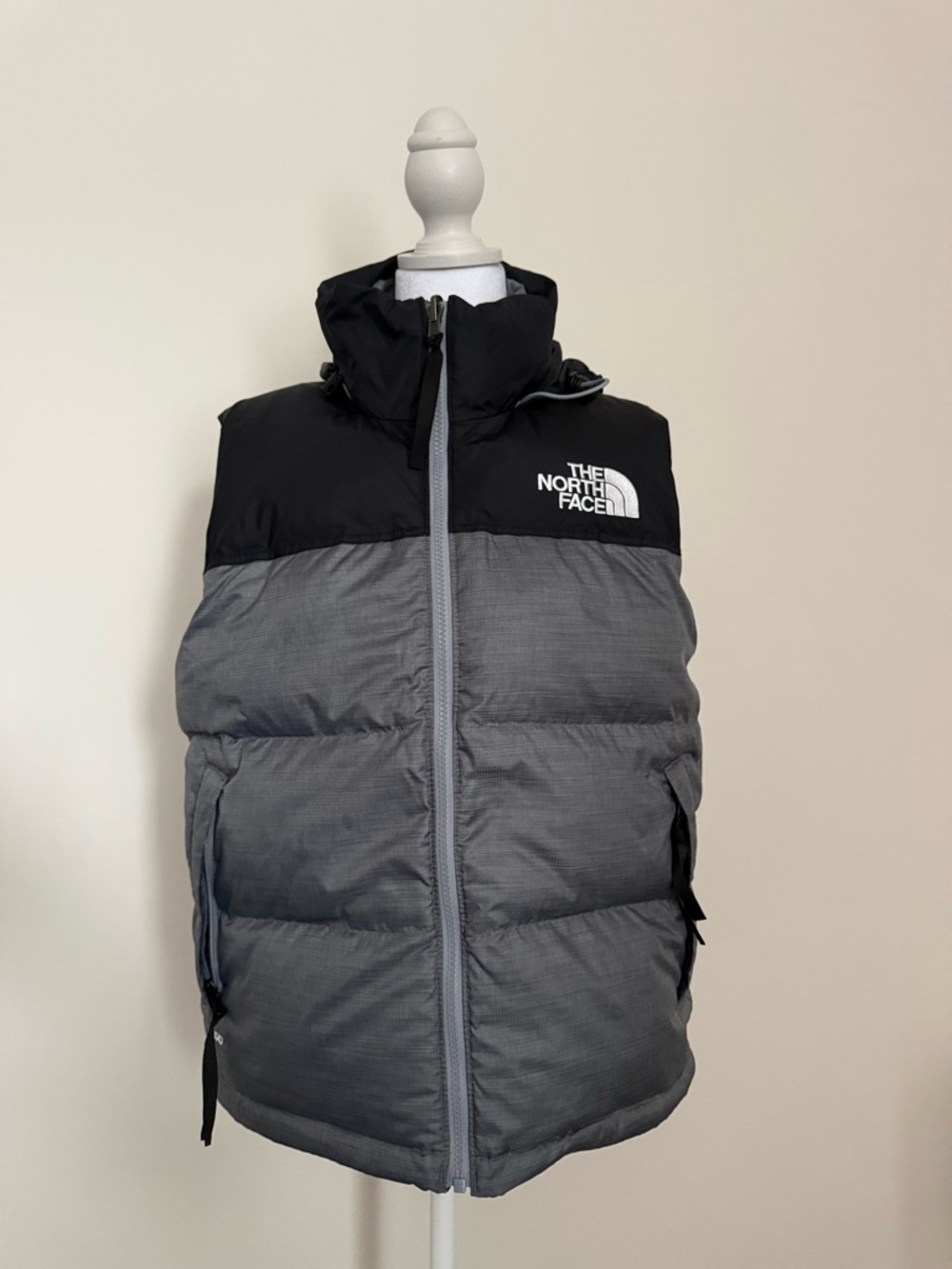 The North Face Womenβs 1996 retro nuptse vest size medium EUC down filled